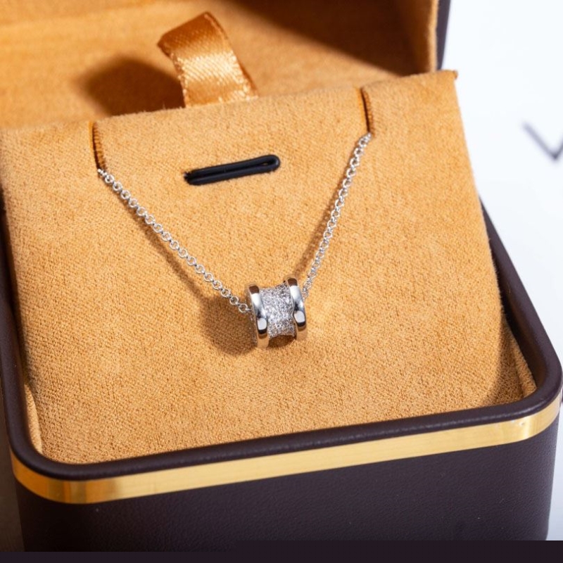 Bo*te*ga venenta necklaces